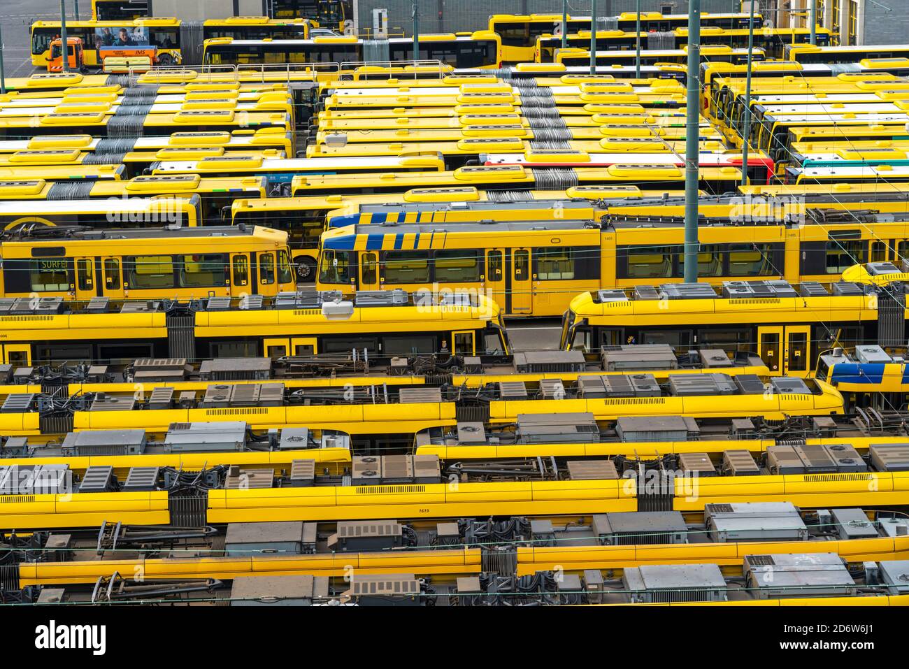 Bus und Strassenbahn Depot der Ruhrbahn in Essen, alle Bahnen sind im Depot gebeeben, Verdi Warnstreik im öffentlichen Nahverkehr, NRW, Deutschland Foto Stock
