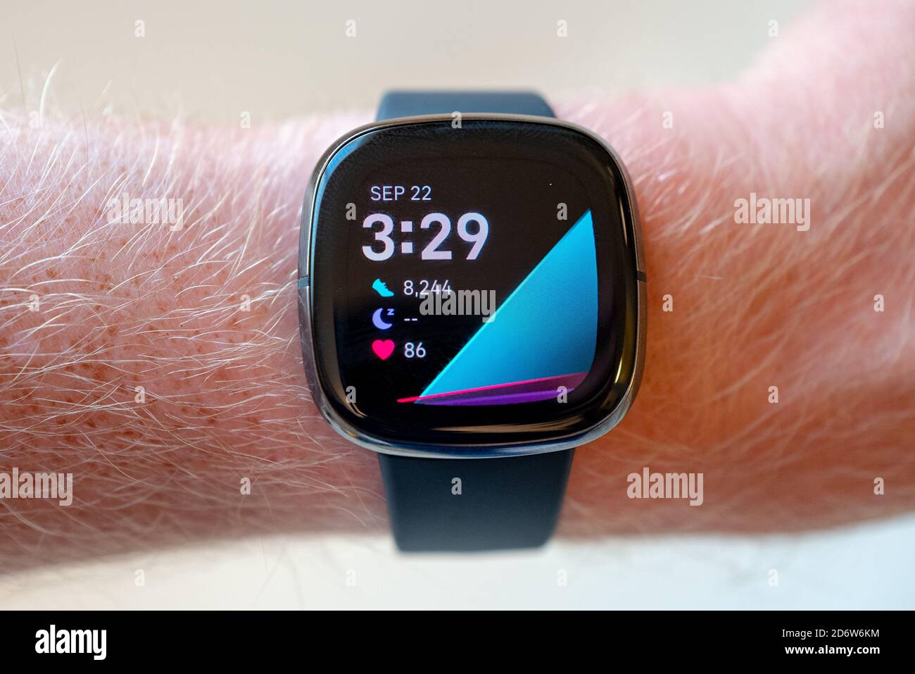 Quadrante di orologio predefinito sul dispositivo indossabile di monitoraggio dello stato di Fitbit Sense, San Ramon, California, 22 settembre 2020. () Foto Stock