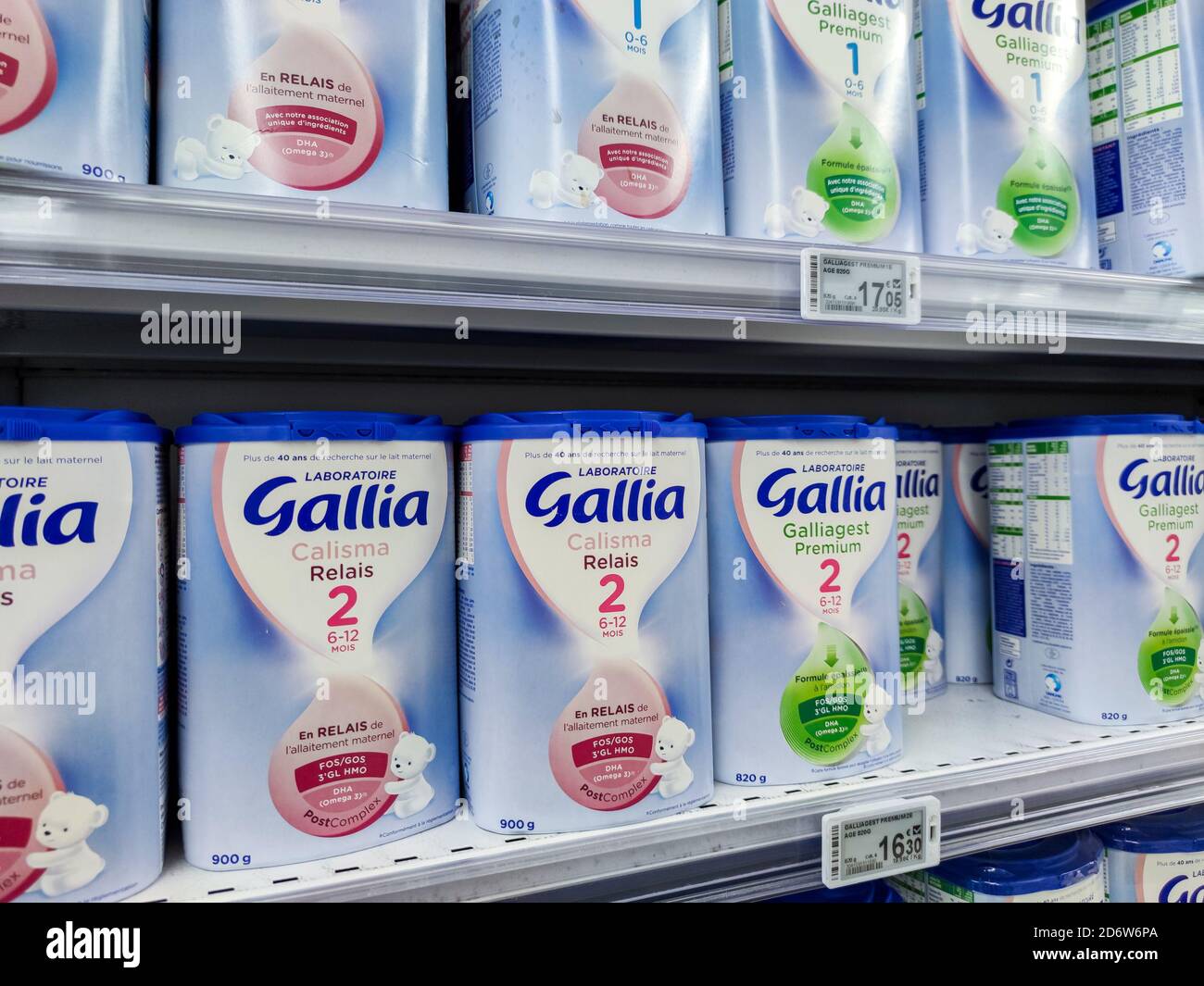 Puilboreau, Francia - 14 ottobre 2020: Collezione selezionata di latte in  polvere per bambini Gallia marca esposizione per la vendita in supermercato  francese Foto stock - Alamy