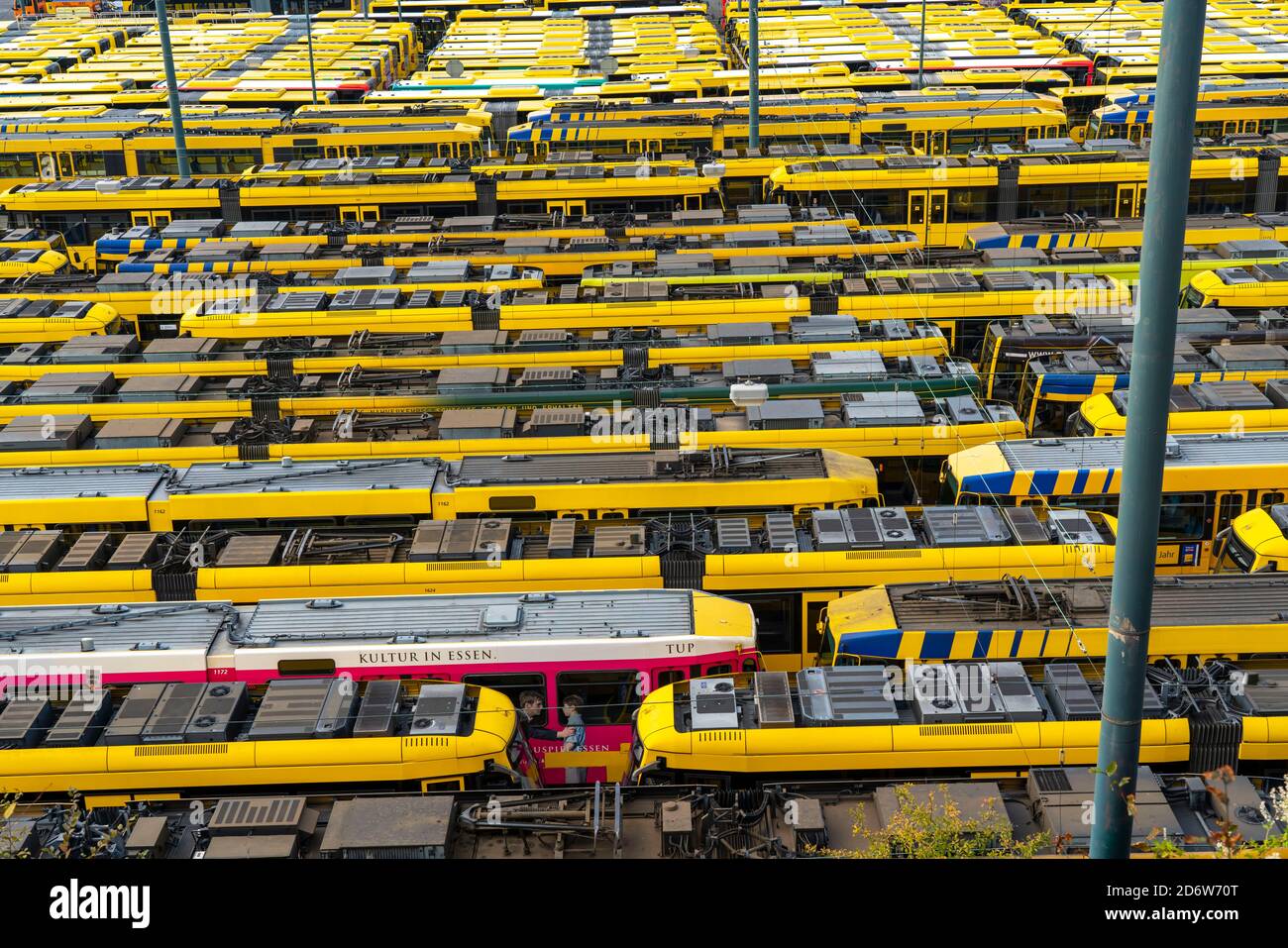 Bus und Strassenbahn Depot der Ruhrbahn in Essen, alle Bahnen sind im Depot gebeeben, Verdi Warnstreik im öffentlichen Nahverkehr, NRW, Deutschland Foto Stock