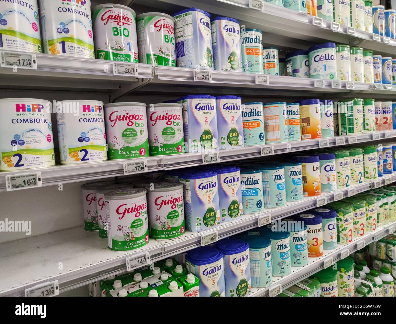 Puilboreau, Francia - 14 ottobre 2020: Collezione di vari marchi  selezionati di esposizione di latte in polvere per bambini da vendere nel  supermercato francese Foto stock - Alamy
