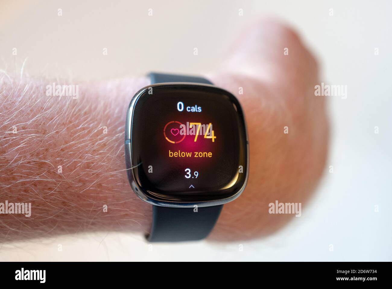 Rilevamento della frequenza cardiaca su dispositivo indossabile per il monitoraggio della salute Fitbit Sense, San Ramon, California, 22 settembre 2020. () Foto Stock