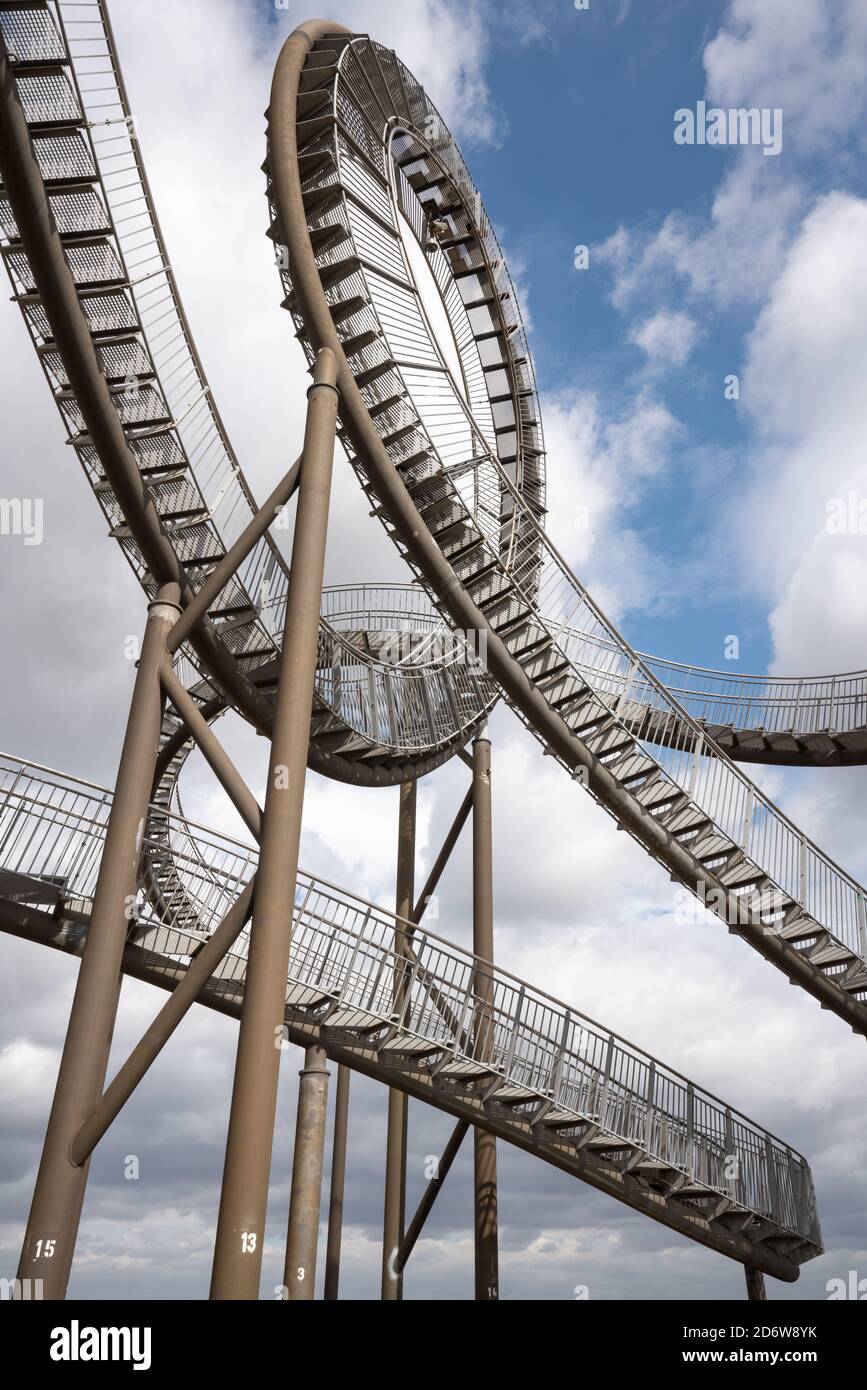 DUISBURG, GERMANIA - 17 ottobre 2020: DUISBURG, GERMANIA - 23 AGOSTO 2020: Tigre e tartaruga, punto di riferimento della metropoli Ruhr contro il cielo il 23 agosto 2020 in Foto Stock