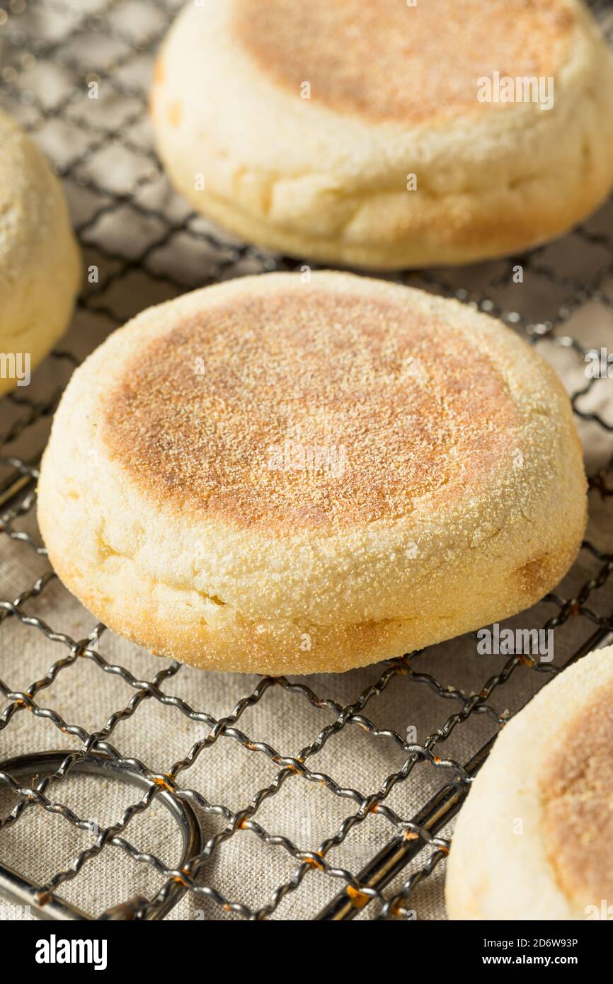 Muffin inglesi tostati fatti in casa con una linguetta di burro Foto Stock