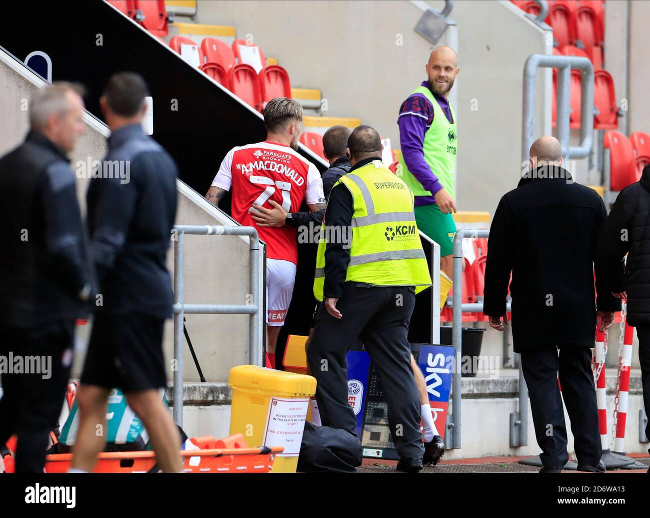 Angus MacDonald scambia le parole con Teemu Pukki così com'è inviato per una brutta sfida Foto Stock