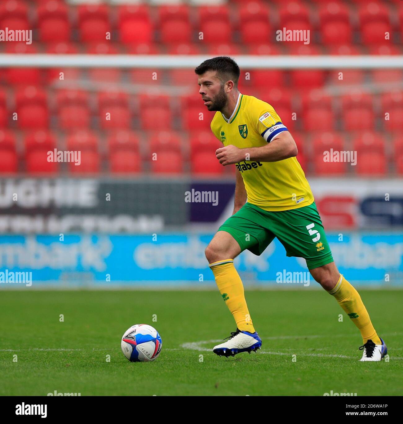 Grant Hanley (5) di Norwich City corre con la palla Foto Stock