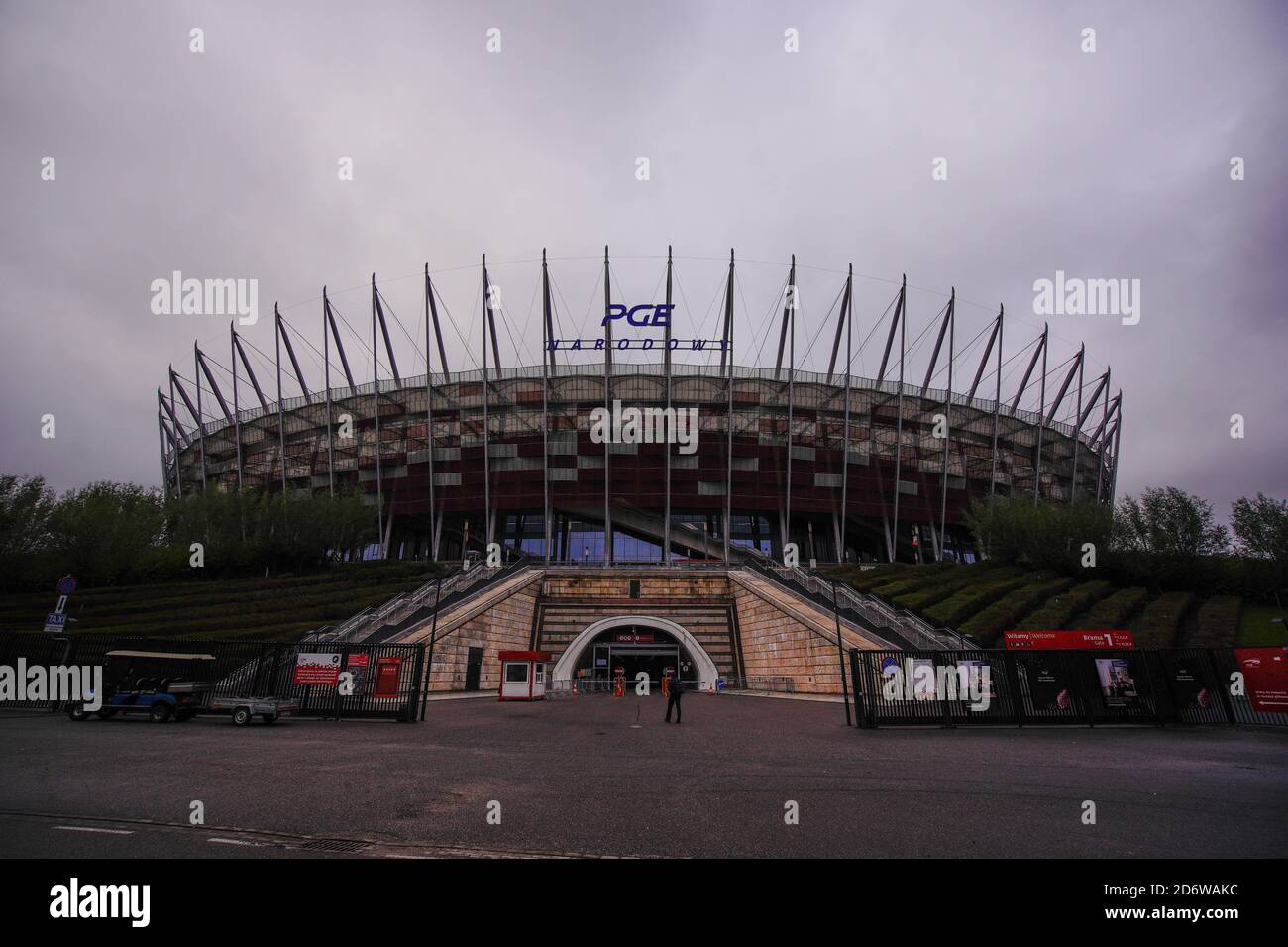 Varsavia. 19 Ott 2020. Foto scattata il 19 ottobre 2020 mostra lo Stadio Nazionale di Varsavia, Polonia. La costruzione del primo ospedale da campo per i pazienti COVID-19 è stata iniziata allo Stadio Nazionale di Polonia qui a Varsavia, i media locali riportati Domenica sera. L'ospedale, che inizialmente avrà 500 posti letto, dovrebbe essere costruito entro una settimana. La decisione se costruire ospedali più simili in diverse province deve essere presa nei prossimi giorni, secondo l'Agenzia Stampa polacca. Credit: Jaap Arriens/Xinhua/Alamy Live News Foto Stock