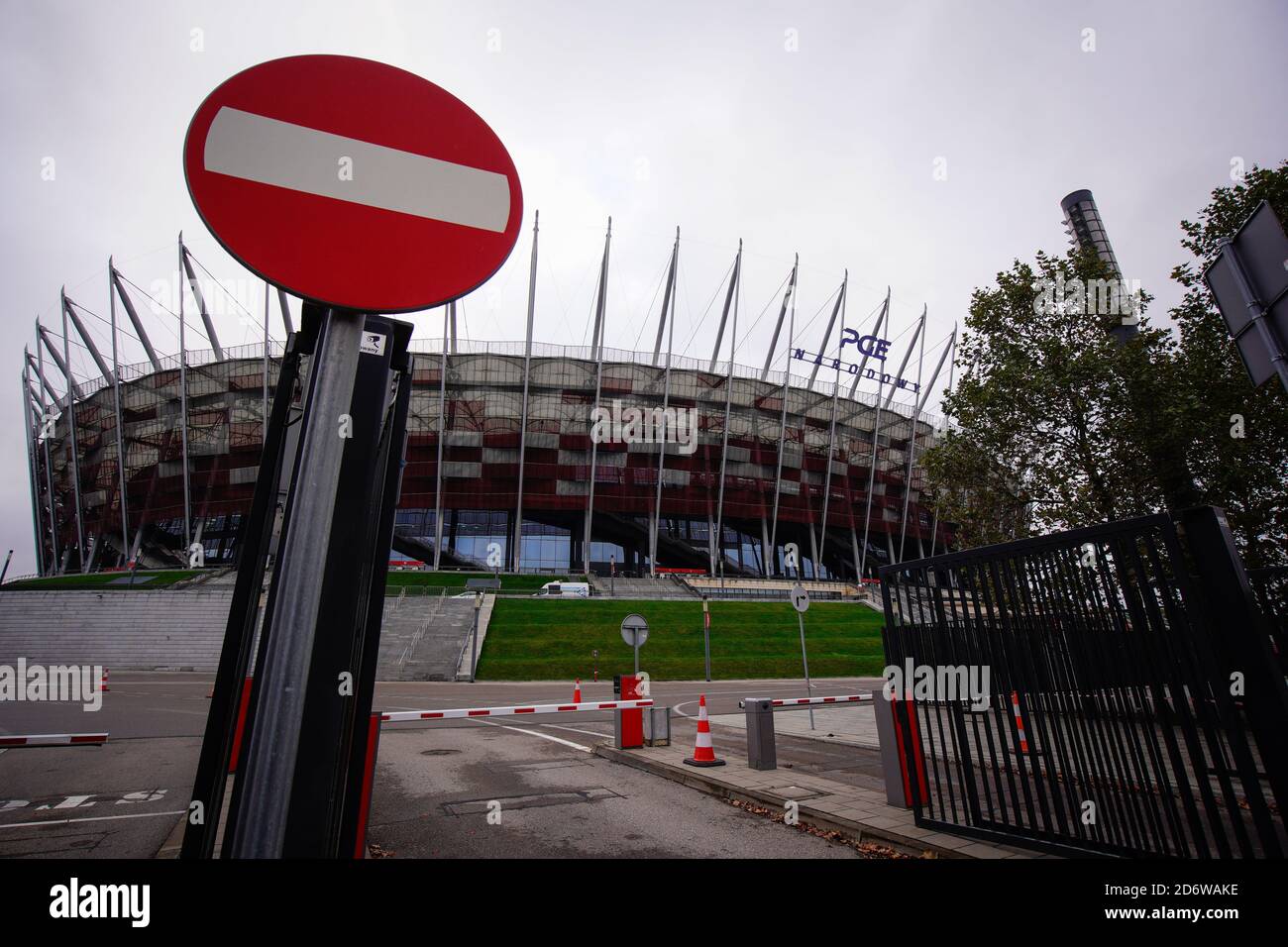 Varsavia. 19 Ott 2020. Foto scattata il 19 ottobre 2020 mostra lo Stadio Nazionale di Varsavia, Polonia. La costruzione del primo ospedale da campo per i pazienti COVID-19 è stata iniziata allo Stadio Nazionale di Polonia qui a Varsavia, i media locali riportati Domenica sera. L'ospedale, che inizialmente avrà 500 posti letto, dovrebbe essere costruito entro una settimana. La decisione se costruire ospedali più simili in diverse province deve essere presa nei prossimi giorni, secondo l'Agenzia Stampa polacca. Credit: Jaap Arriens/Xinhua/Alamy Live News Foto Stock
