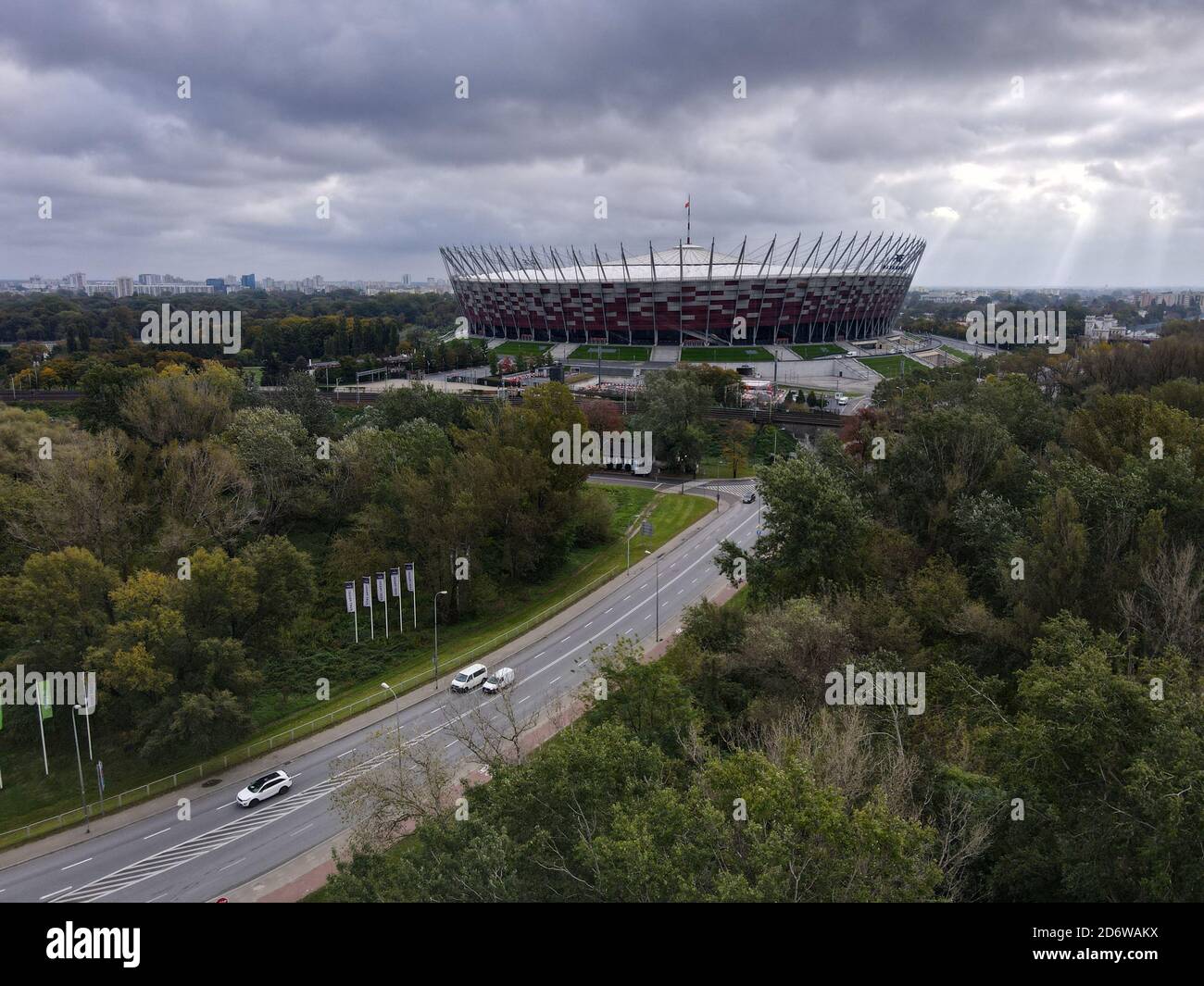 Varsavia. 19 Ott 2020. Foto aerea scattata il 19 ottobre 2020 mostra lo Stadio Nazionale di Varsavia, Polonia. La costruzione del primo ospedale da campo per i pazienti COVID-19 è stata iniziata allo Stadio Nazionale di Polonia qui a Varsavia, i media locali riportati Domenica sera. L'ospedale, che inizialmente avrà 500 posti letto, dovrebbe essere costruito entro una settimana. La decisione se costruire ospedali più simili in diverse province deve essere presa nei prossimi giorni, secondo l'Agenzia Stampa polacca. Credit: Jaap Arriens/Xinhua/Alamy Live News Foto Stock
