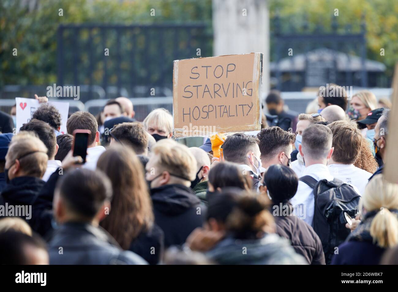 Londra, Regno Unito. - 19 Ott 2020: Un cartello si tiene spesso al di sopra dei lavoratori del settore alberghiero che protestano in Piazza del Parlamento contro le restrizioni del coronavirus britannico, che dicono devasteranno la loro industria. Foto Stock