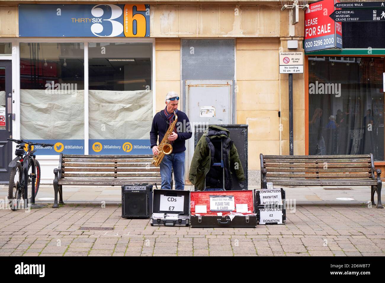 Musicista di strada che suona sassofono Foto Stock