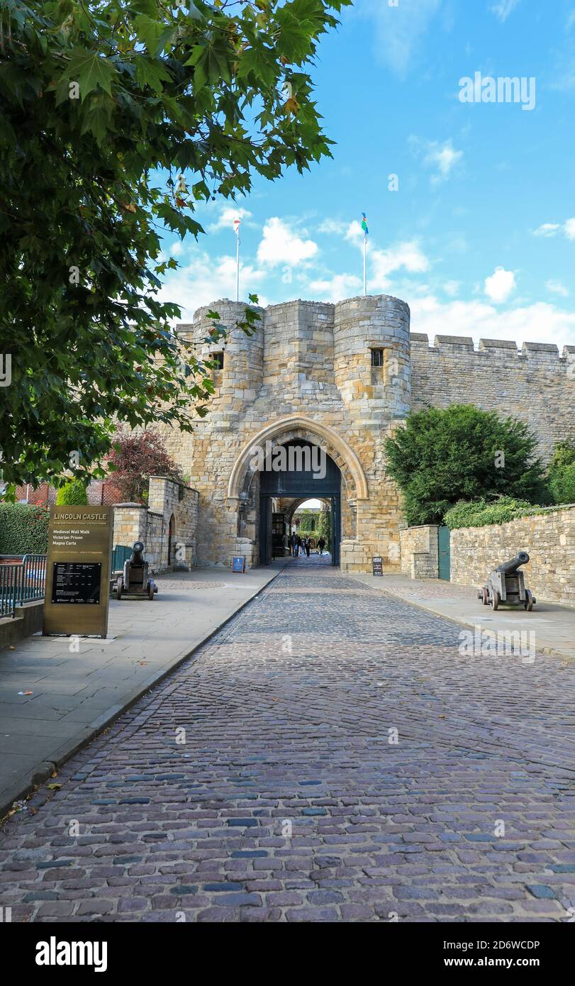 Eastgate, l'entrata principale al Castello di Lincoln e alle mura del Castello, la Città di Lincoln, Lincolnshire, Inghilterra, Regno Unito Foto Stock