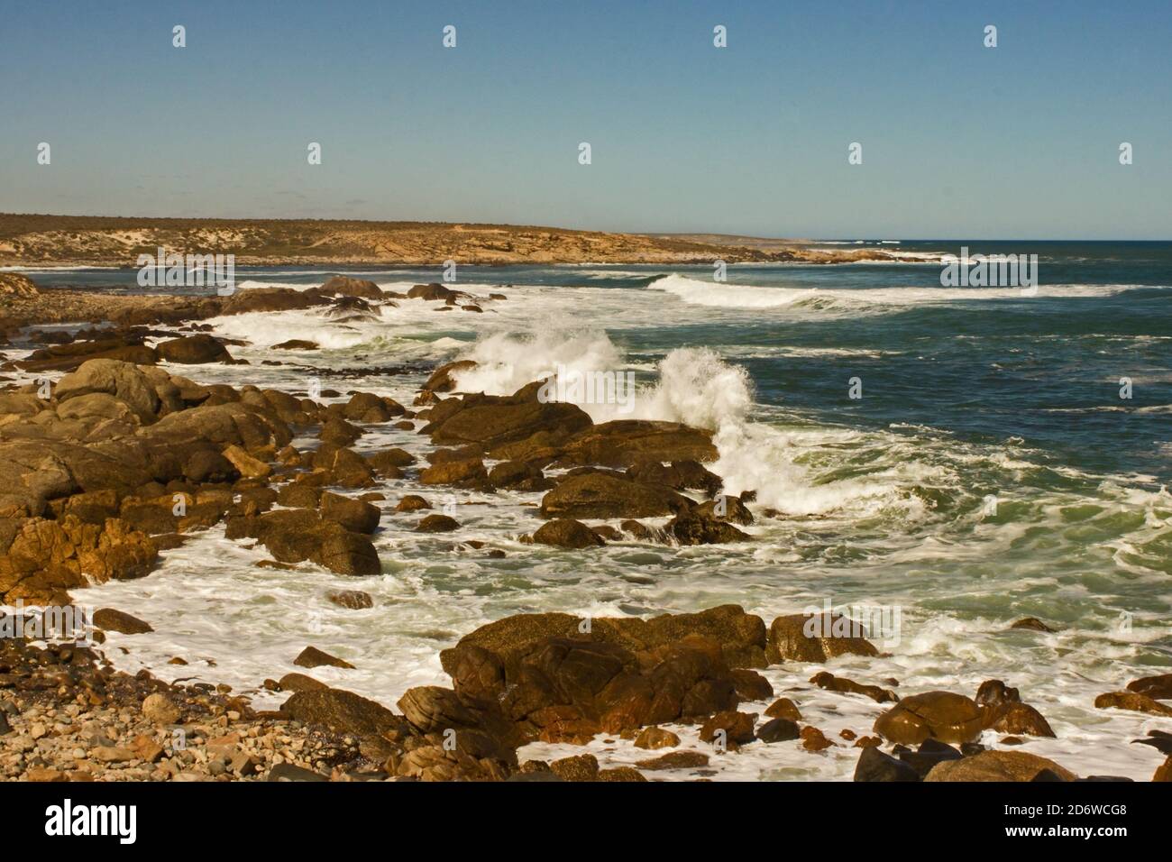 Onde che si infrangono lungo la costa rocciosa occidentale del Sudafrica, fotografate nella sezione costiera del Namaqua National Park Foto Stock