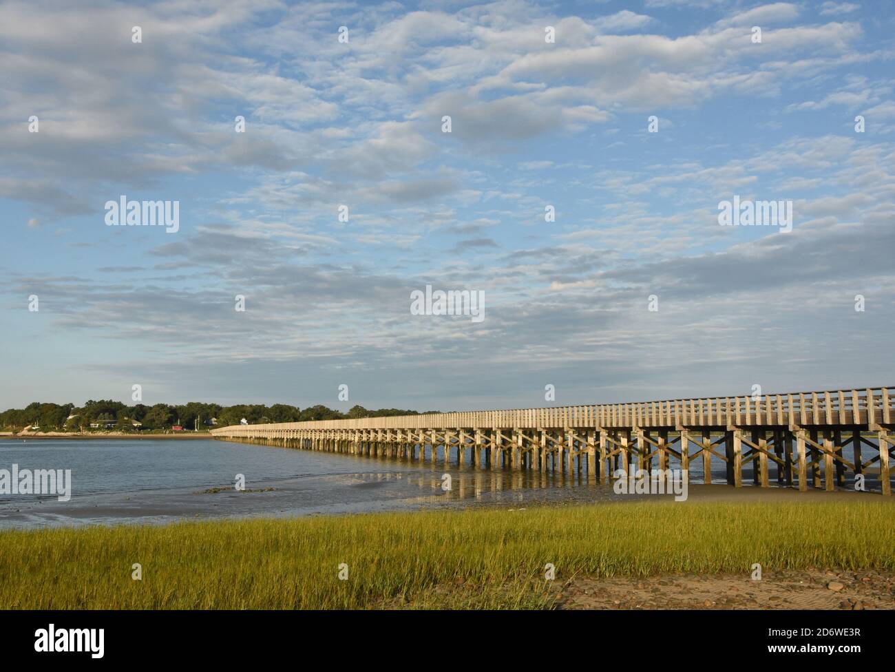 Vista del Powder Point Bridge che si estende sulla Duxbury Bay. Foto Stock