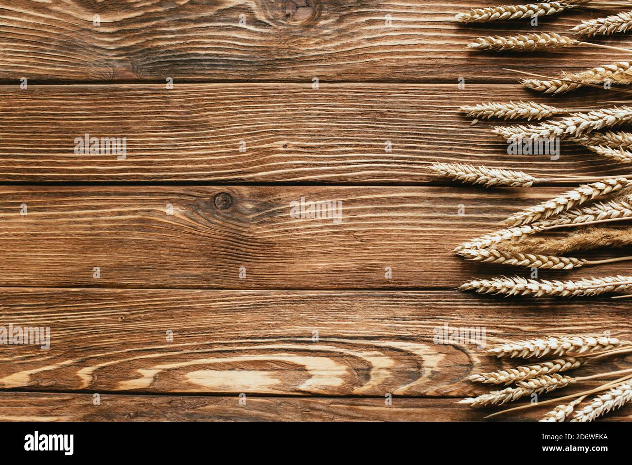 vista dall'alto del bordo delle orecchie di grano su sfondo di legno Foto Stock