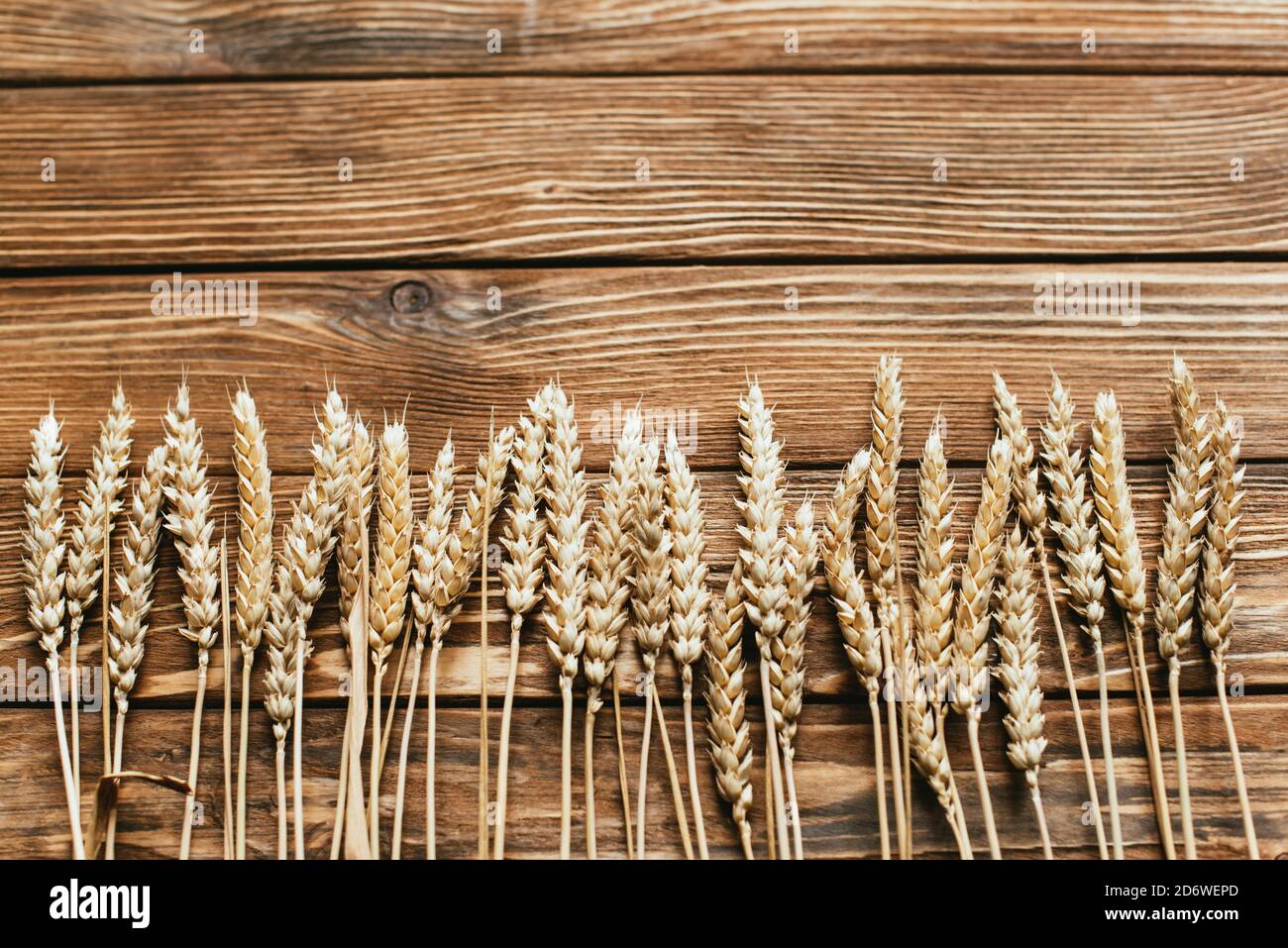vista dall'alto delle orecchie di grano su sfondo di legno Foto Stock