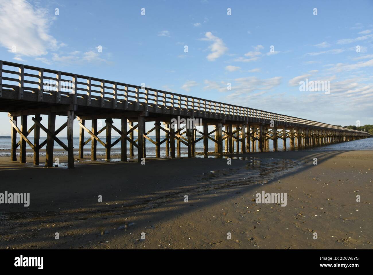 Bassa marea con ponte a punta di polvere che si estende sulla baia di Duxbury. Foto Stock