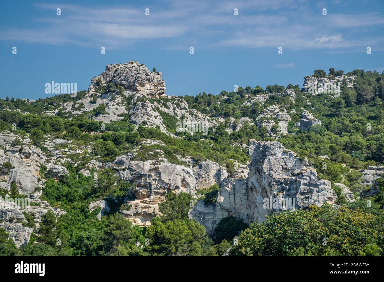 Scogliere calcaree a Les Baux-de-Provence nelle montagne delle Alpilles, dipartimento delle Bocche del Rhône, Provenza, Francia meridionale Foto Stock