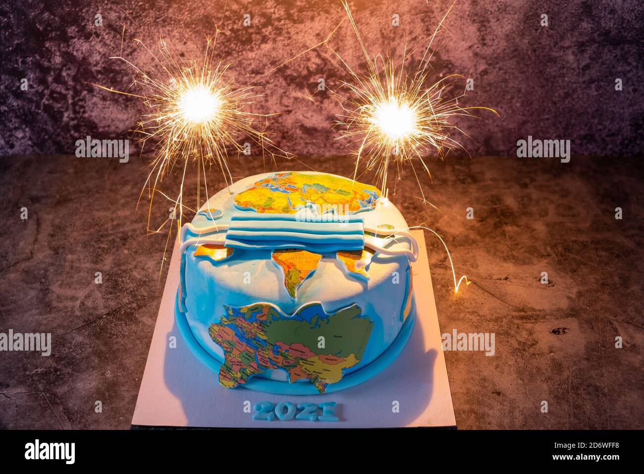 Torta di compleanno con sparkler su sfondo nero. Vista ravvicinata. Torta di Capodanno con il concetto di Corona virus. Foto Stock