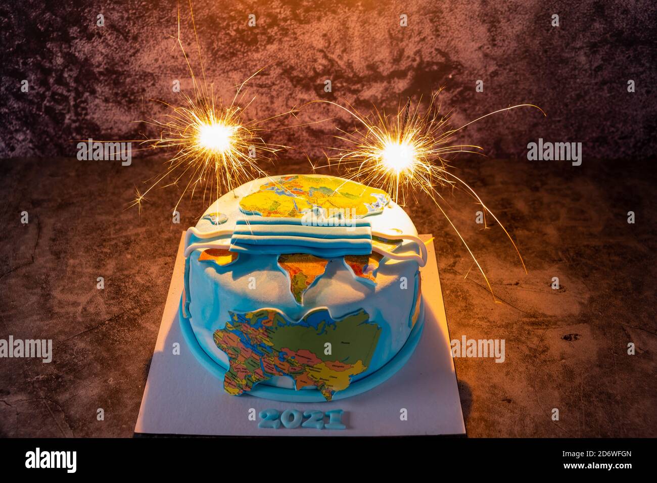 Torta di compleanno con sparkler su sfondo nero. Vista ravvicinata. Torta di Capodanno con il concetto di Corona virus. Foto Stock