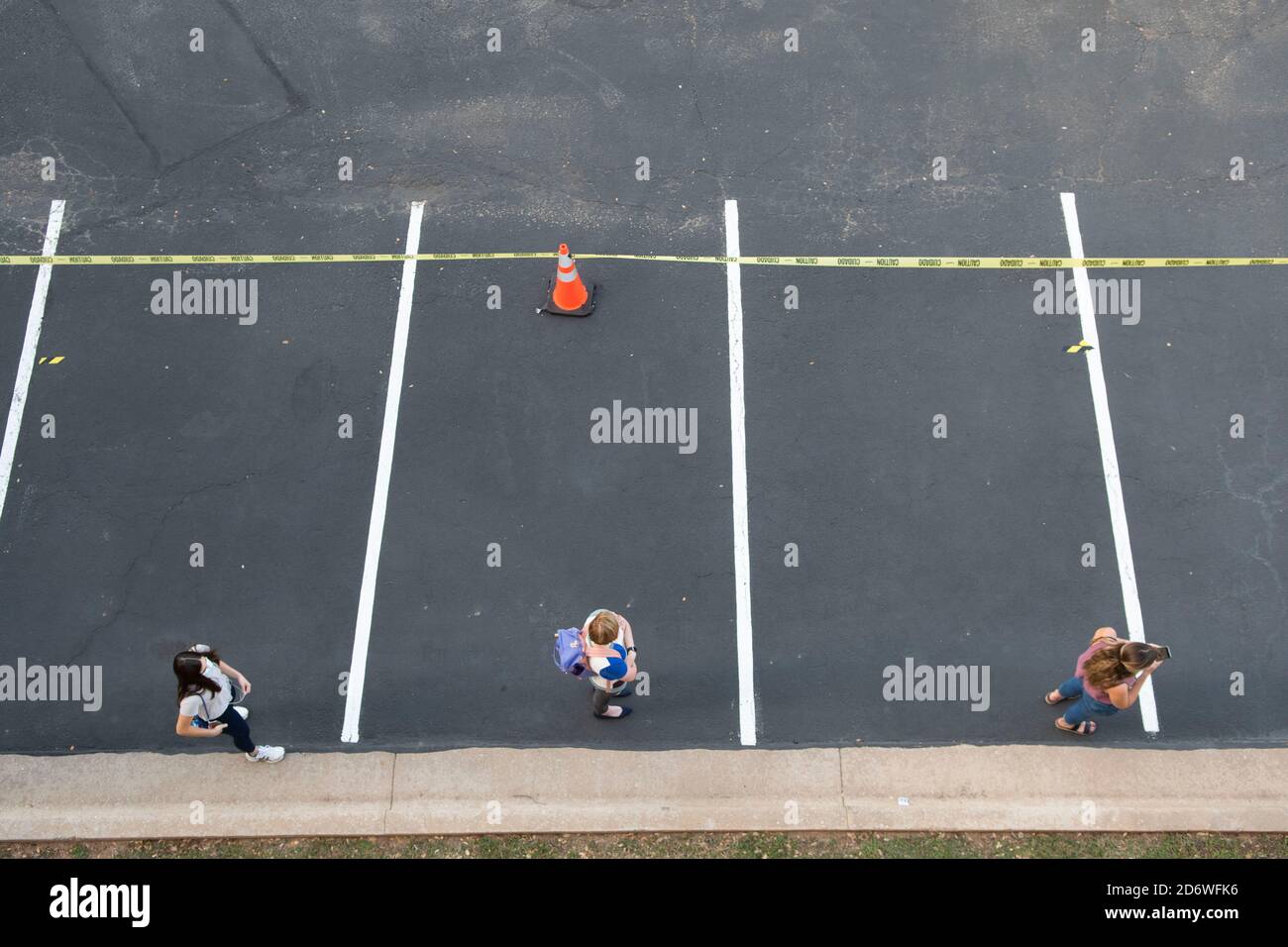 Austin, Texas USA, ottobre 13 2020: I texani mascherati attendono pazientemente in una linea socialmente distanziata nella zona di Arboretum del nord di Austin ad un luogo di voto iniziale per lanciare i voti nelle elezioni presidenziali del 2020. Foto Stock