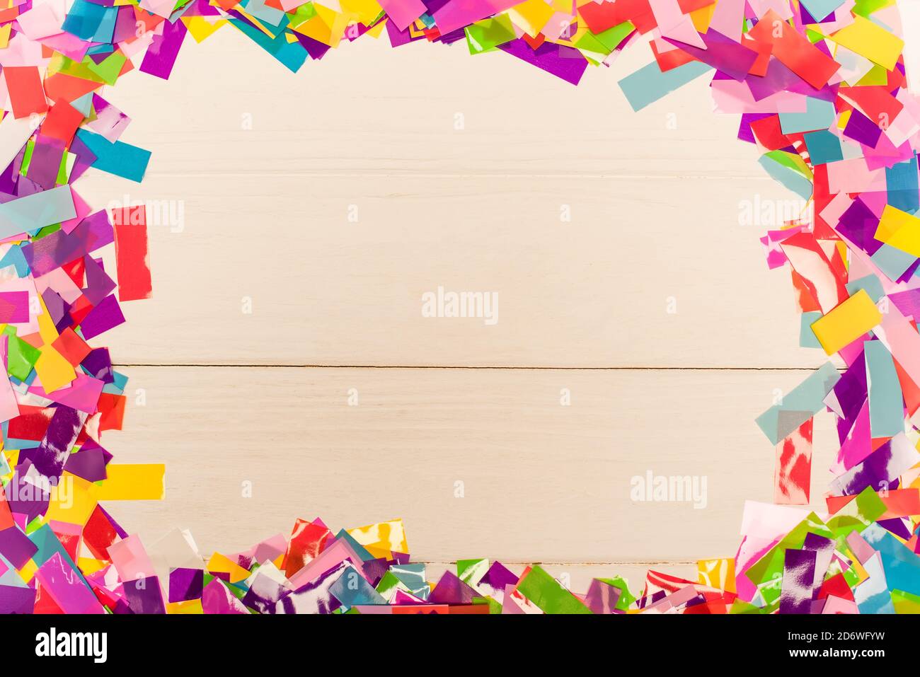 vista dall'alto della colorata e luminosa cornice di confetti su sfondo di legno Foto Stock