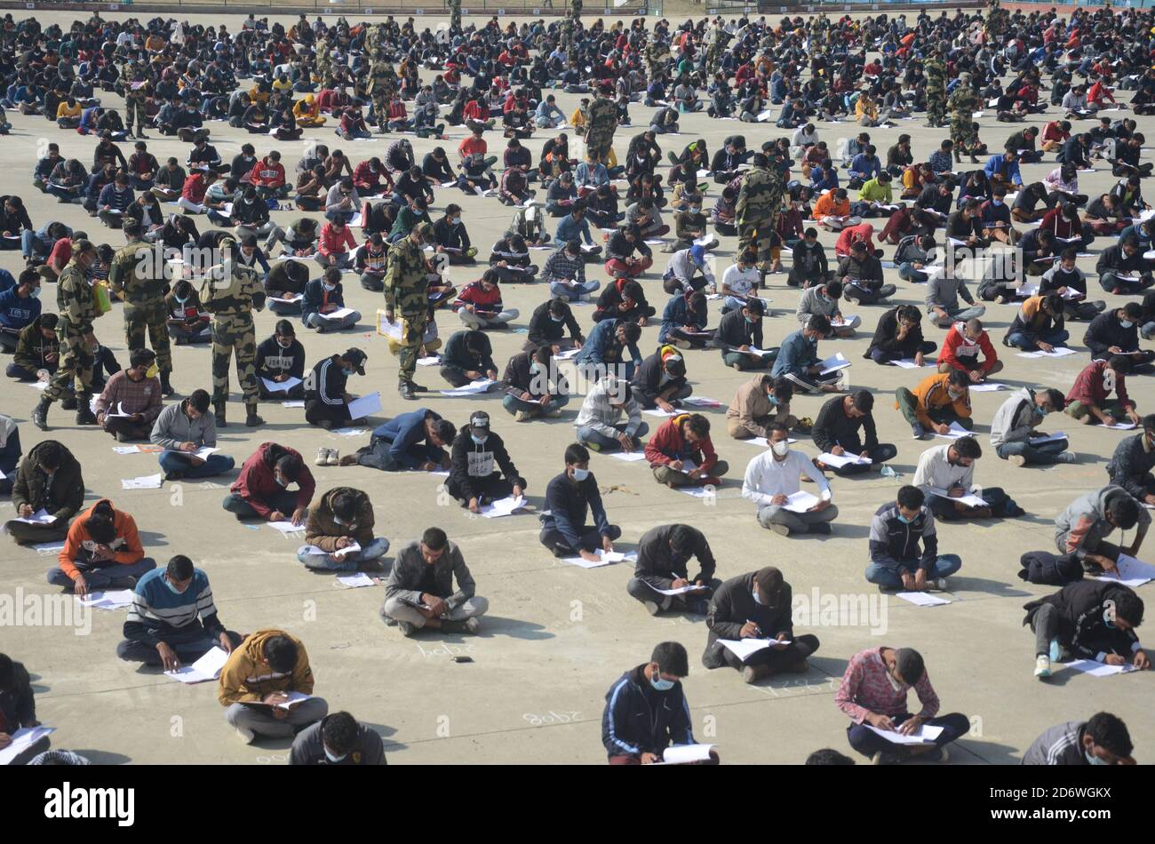 I candidati che avevano inizialmente applicato e superato i test fisici sono comparsi per un test scritto durante il viaggio di reclutamento BSF a Srinagar. Foto Stock