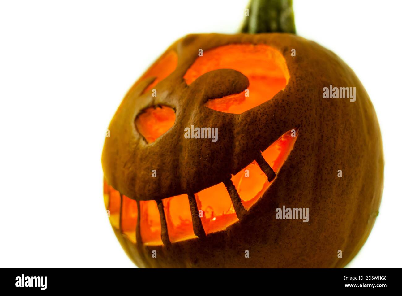 La zucca di Halloween a forma di gatto Cheshire isolato su sfondo bianco Foto Stock
