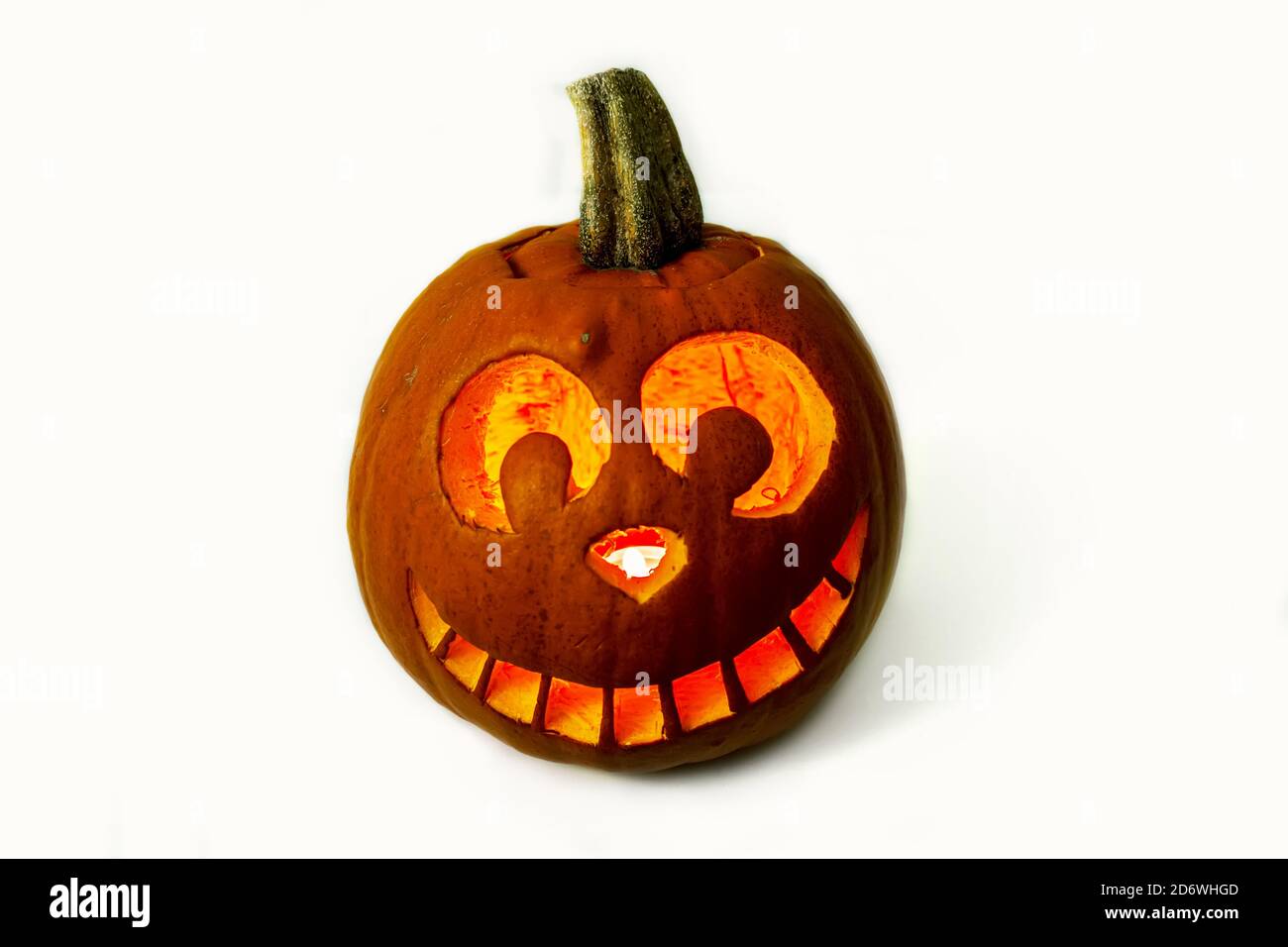 La zucca di Halloween a forma di gatto Cheshire isolato su sfondo bianco Foto Stock