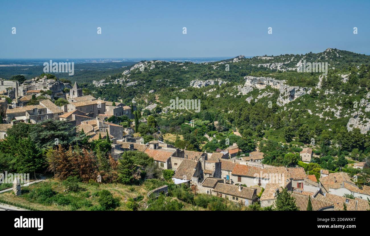 Vista del villaggio di Les Baux-de-Provence dalle rovine del castello, dipartimento Bocche del Rhône, Provenza, Francia meridionale Foto Stock