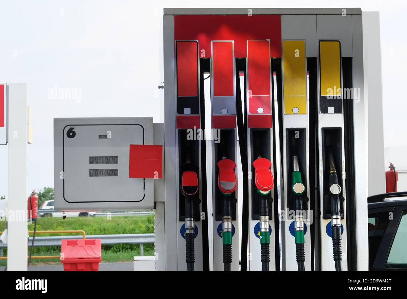 Pompa della stazione di servizio. Stazione di benzina e concetto di petroling. Per riempire l'auto con carburante. Benzina, olio e prodotti diesel. Foto Stock