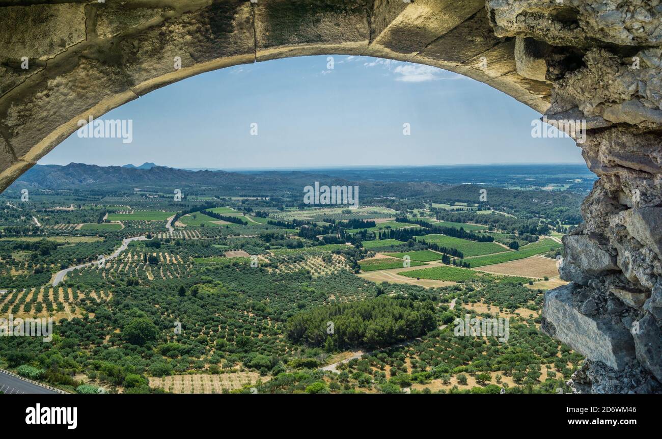 Vista della pianura sotto Château des Baux-de-Provence dal Torrione del castello in rovina, Bouches-du-Rhône dipartimento, Francia meridionale Foto Stock