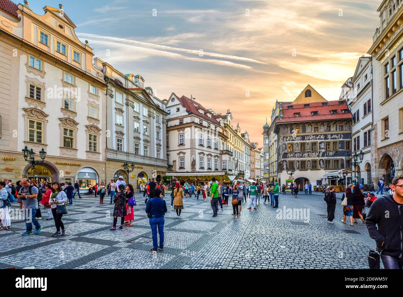I turisti affollano la pittoresca Piazza della Città Vecchia mentre si godono i numerosi negozi e caffè nel centro storico di Praga, la Czechia Foto Stock