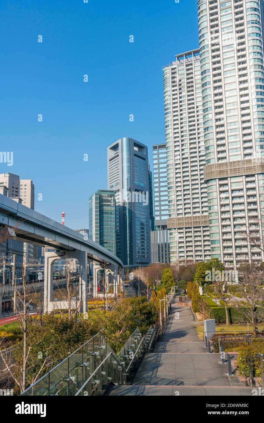 New Transit Yurikamome corre sulla ferrovia sopraelevata a ShiodomeTokyo Giappone. Foto Stock