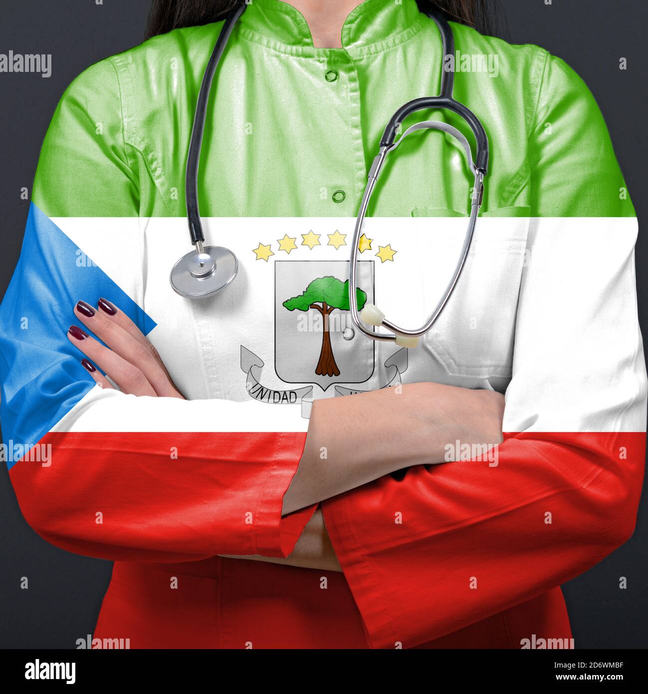 Medico che rappresenta il sistema sanitario con bandiera nazionale della Guinea Equatoriale Foto Stock