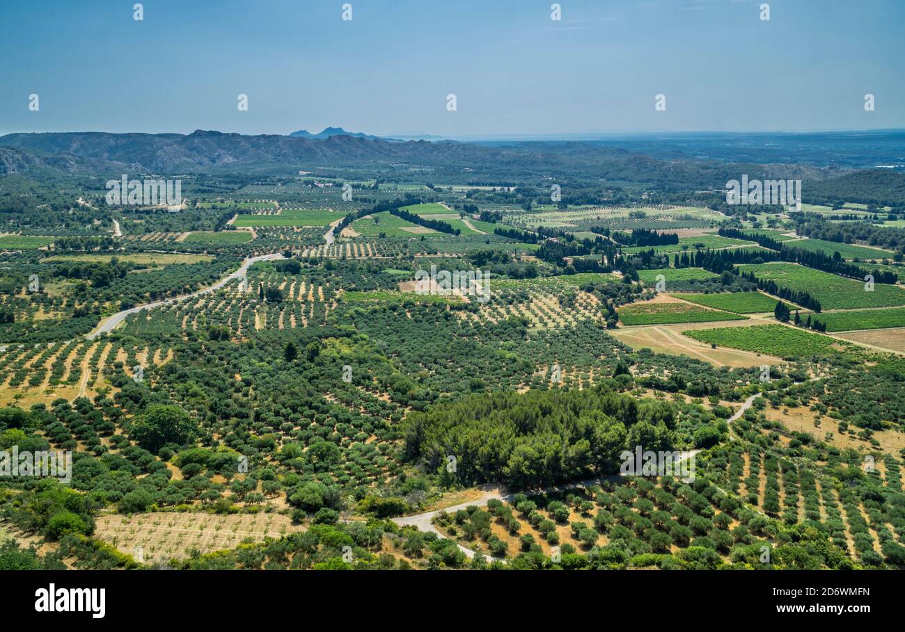 Vista della pianura sotto Château des Baux-de-Provence dal Torrione del castello in rovina, Bouches-du-Rhône dipartimento, Francia meridionale Foto Stock