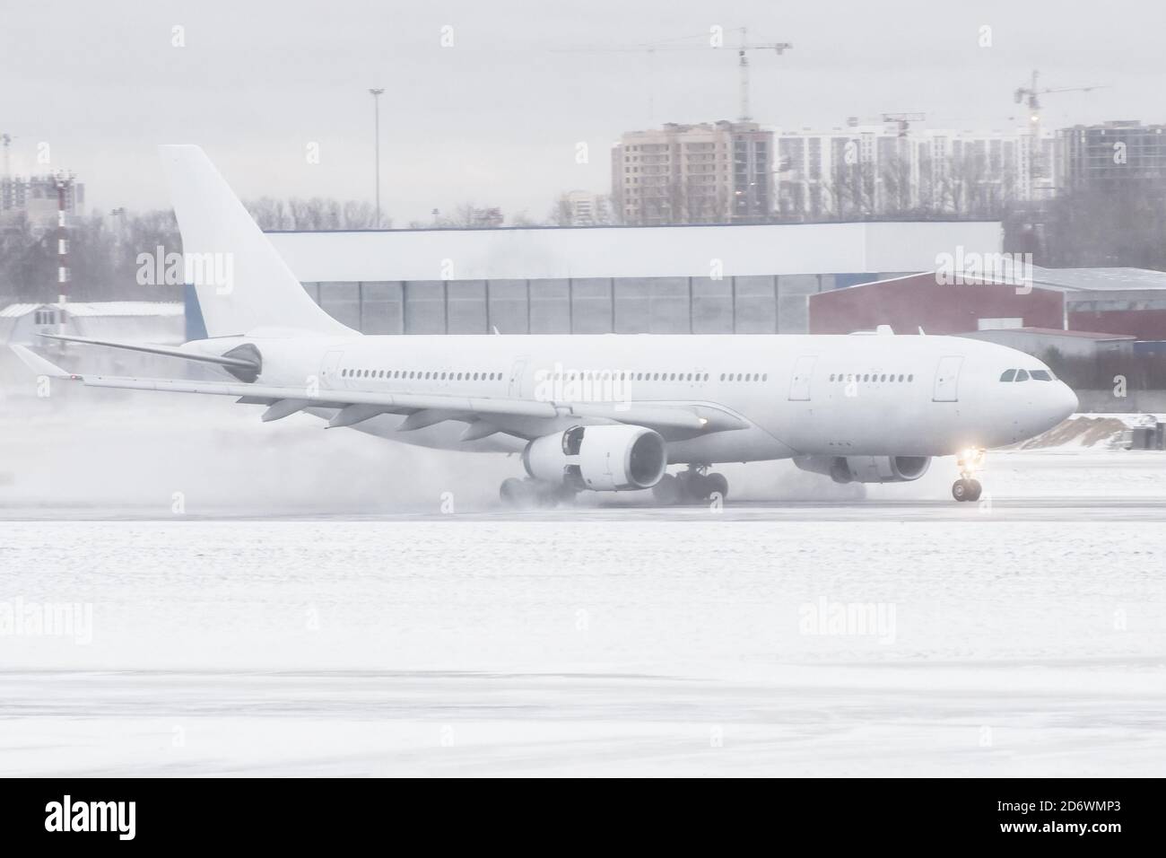 Aereo in aeroporto in una tempesta di neve e poveri visibilità Foto Stock