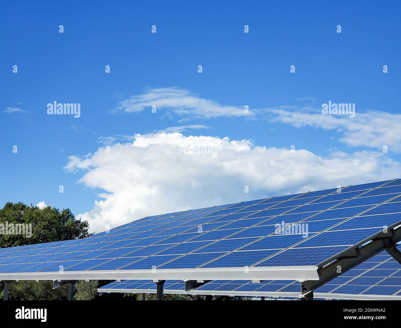Pannelli fotovoltaici installati sul parcheggio auto il giorno sanny, pulito tecnologie rinnovabili Foto Stock