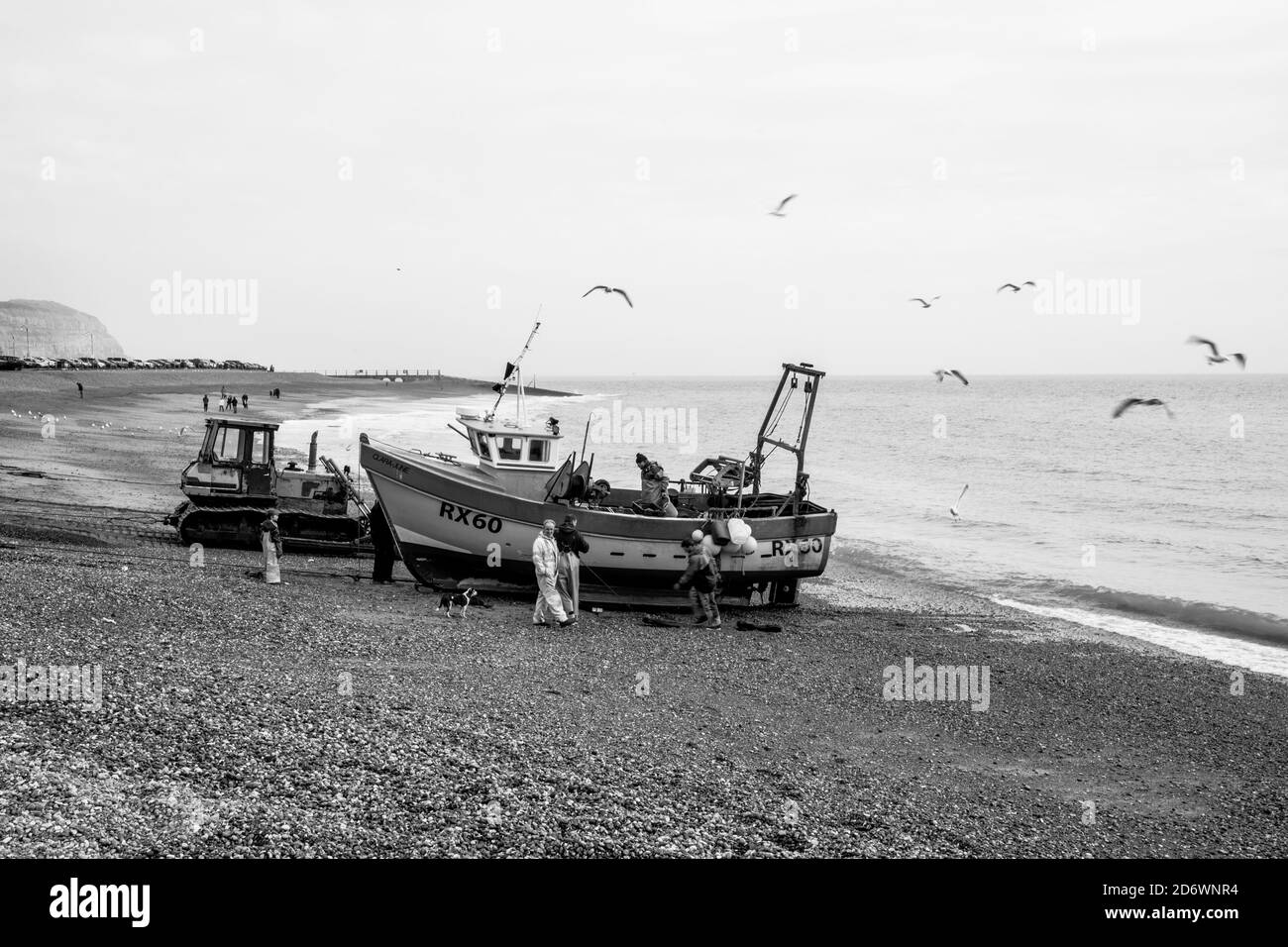 Barca da pesca in corso di trasporto sulla spiaggia a Hastings, Sussex, Regno Unito. Foto Stock