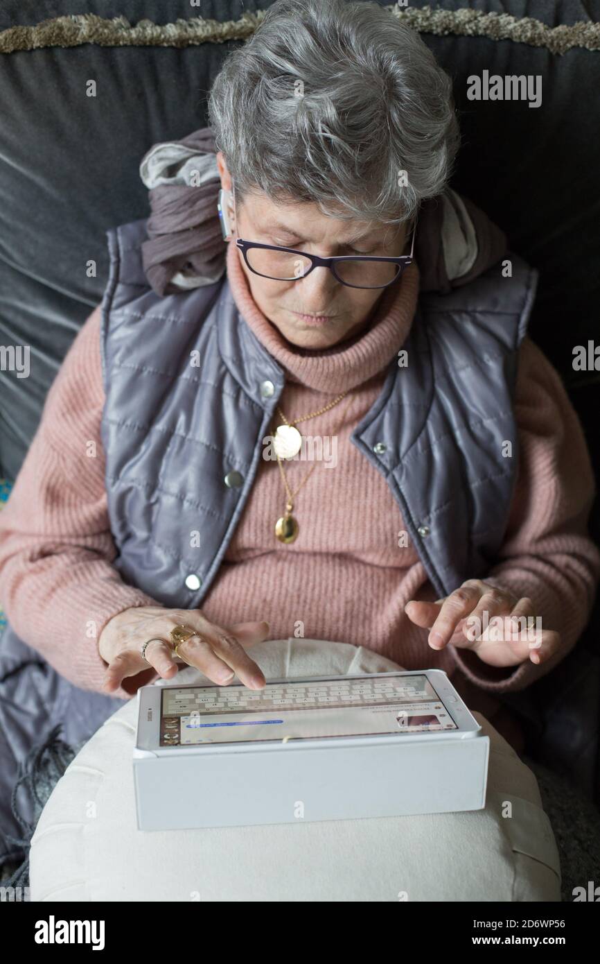 Donna che utilizza una tavoletta digitale. Foto Stock