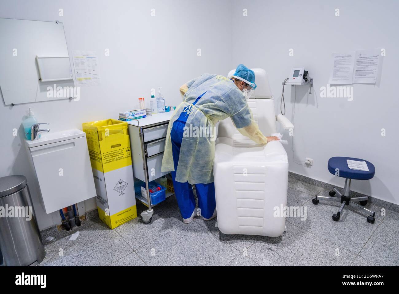 Pulizia di una sala di campionamento, screening COVID 19, laboratorio di analisi medica, Centre Médical Cosem Mirosmenil Paris. Foto Stock