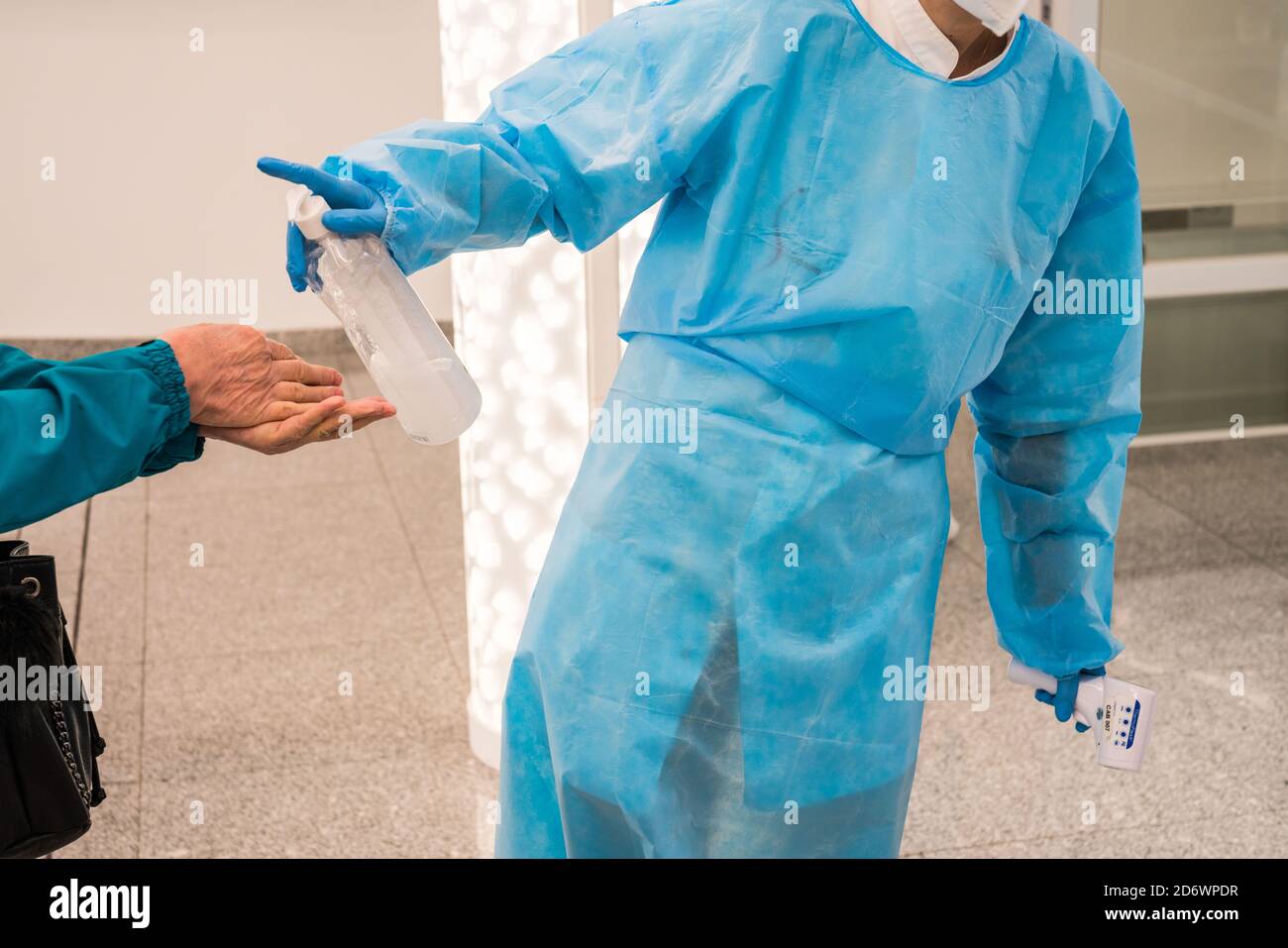 Applicazione di gel idroalcolico alla reception di un centro medico, Centre Cosem Atlas Paris. Foto Stock