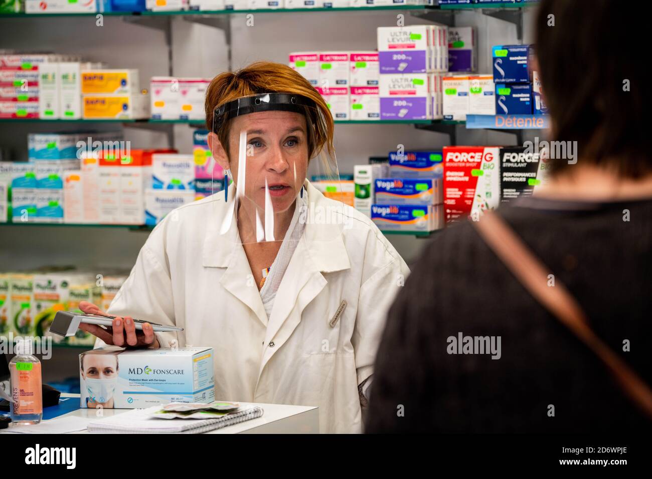 Farmacia durante la pandemia di Covid-19, Francia. Foto Stock