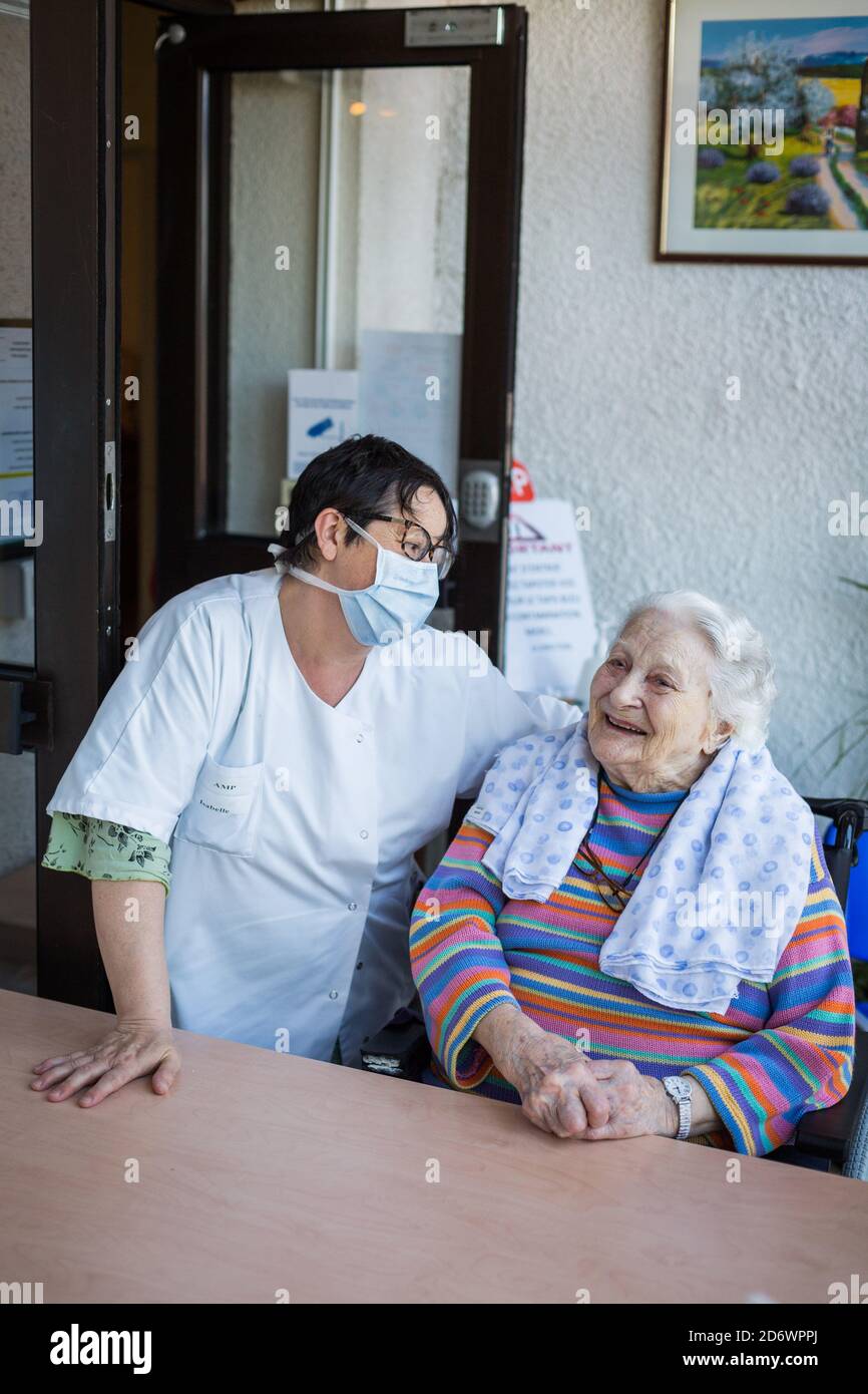 Helyette , 102 ans dans un EHPAD en Dordogne reçoit la première visite de son fils , joie et tristesse dans ce face à face limité par les mesures sani Foto Stock