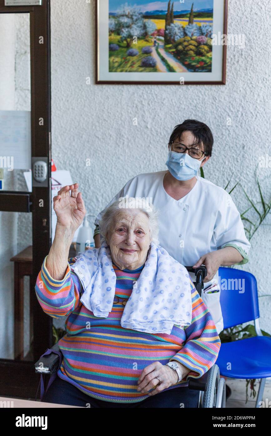 Helyette , 102 ans dans un EHPAD en Dordogne reçoit la première visite de son fils , joie et tristesse dans ce face à face limité par les mesures sani Foto Stock