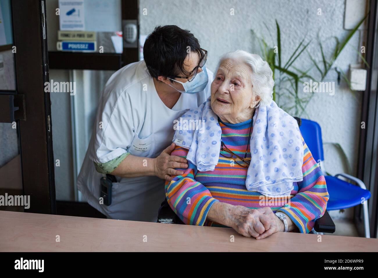 Helyette , 102 ans dans un EHPAD en Dordogne reçoit la première visite de son fils , joie et tristesse dans ce face à face limité par les mesures sani Foto Stock