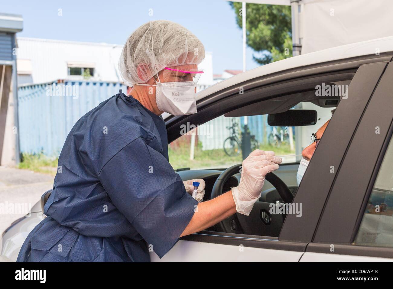 Test di guida, test di screening PCR Covid 19, tampone nasale, Bordeaux, Francia, maggio 2020. Foto Stock
