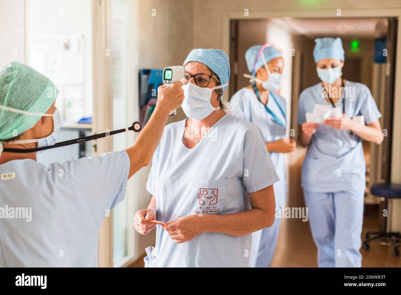 Ripresa dell'attività nell'unità di chirurgia ambulatoriale multifunzionale con monitoraggio dei protocolli di sicurezza sanitaria COVID, ospedale di Bordeaux, maggio 2020. Foto Stock