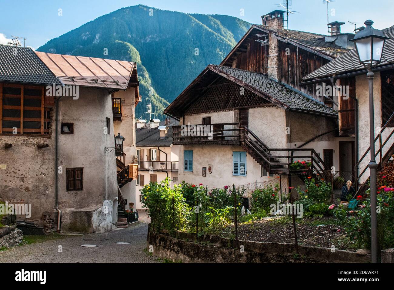 MEZZANO, TRENTINO-ALTO ADIGE - 13 SETTEMBRE 2017: Un tipico vicolo di ciottoli del villaggio italiano di Mezzano in Trentino Alto Adige con un sacco di gre Foto Stock
