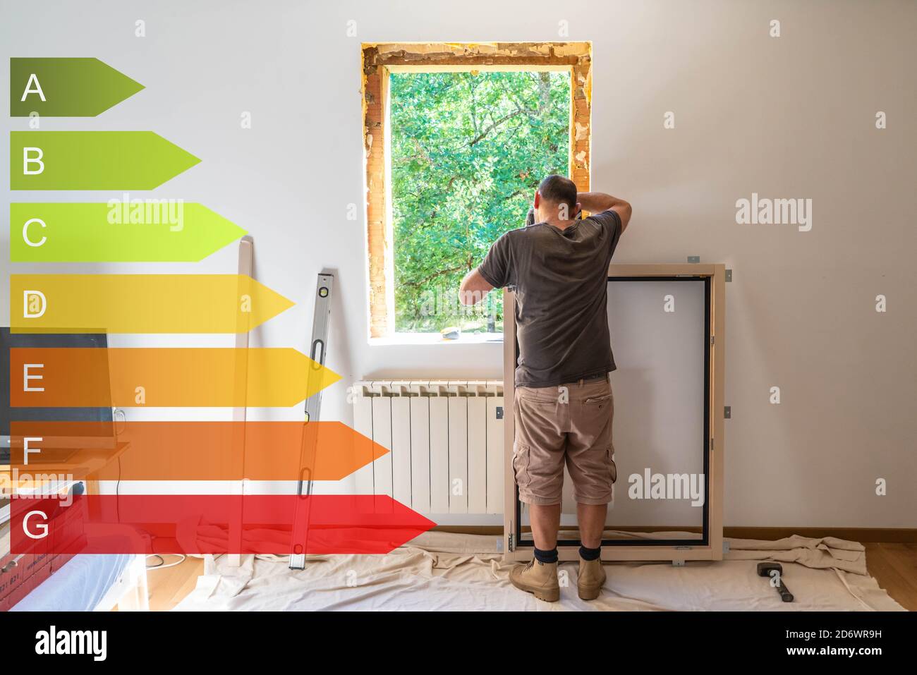 Sostituzione di una finestra ed etichetta di efficienza energetica. Foto Stock